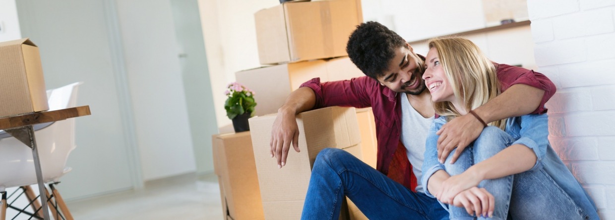 Jong stel verhuist naar nieuwe woning