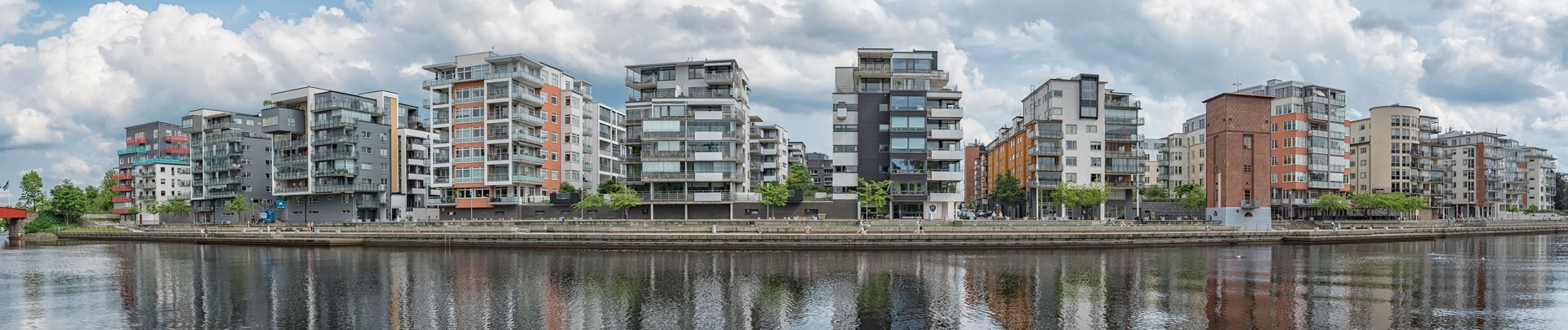 Rij met appartementen aan de waterkant